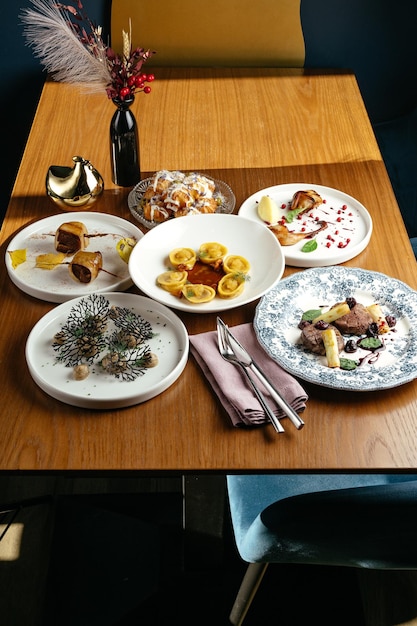 Stół z przygotowanym menu i naczyniami